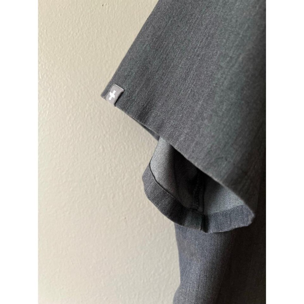FIGS Catarina One Pocket Scrub Top Graphite Gray XL - Picture 4 of 5